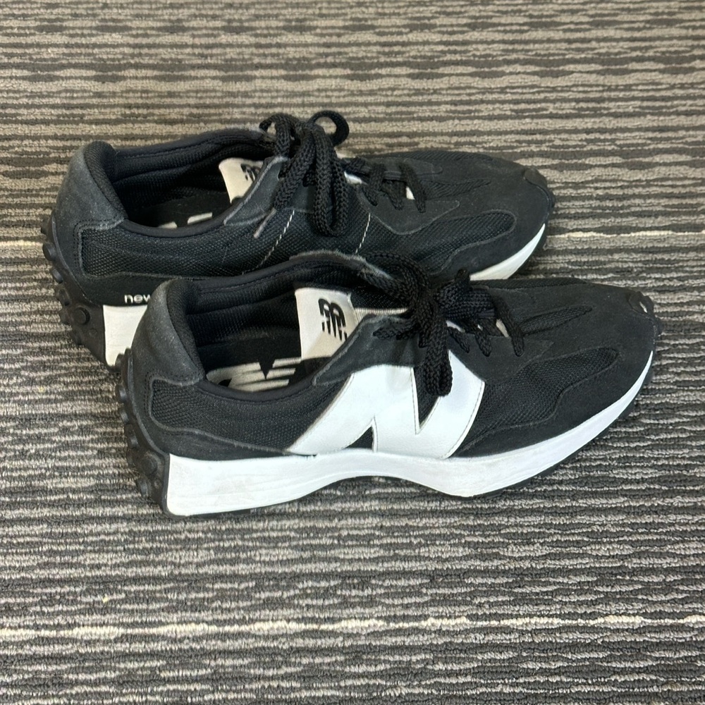 New Balance Men's size 9 Black and White Sneakers 327